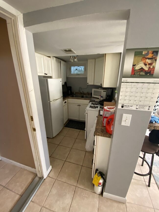 Full kitchen - 123 7th St Unit 123