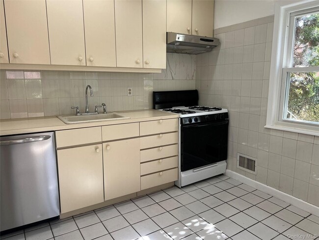 Photo - 16-05 Bell Blvd Unidad 1st Floor