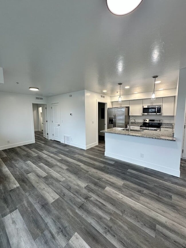 Building Photo - 1553 Clear Creek Dr Unit 201