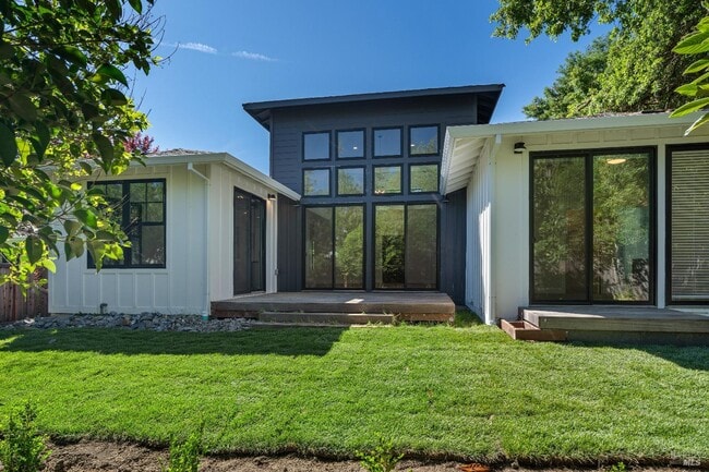 Photo - 1560 Laurel St