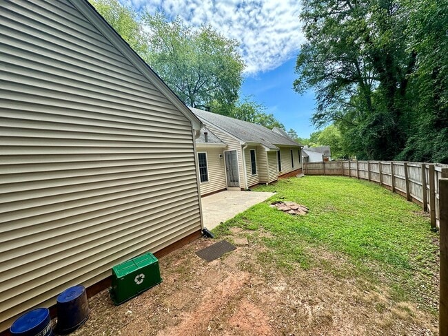 Photo - Charming 3 Bedroom Home - Fenced In Back Yard