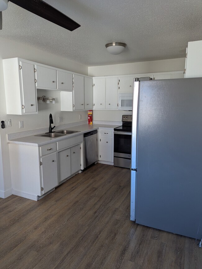 Photo - 950 5th Ave W