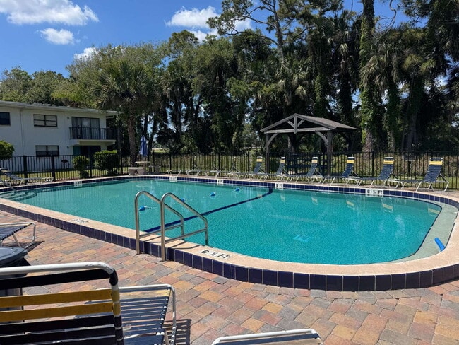 Building Photo - BEAUTIFULLY UPDATED CONDO POOL VIEW PERFECT LOCATION Unit 109