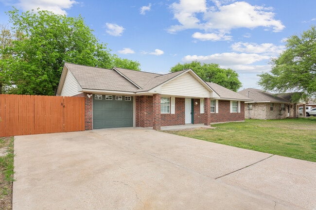 Photo - 306 Avenue G