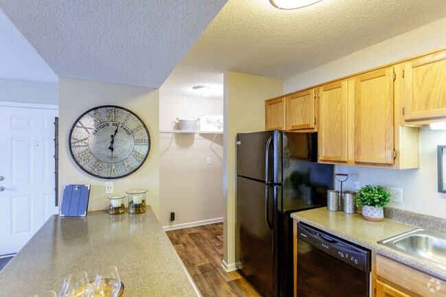2BR, 2BA - 1035 SF