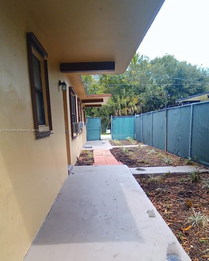 Photo - 1710 NW 9th St Unidad 1-2