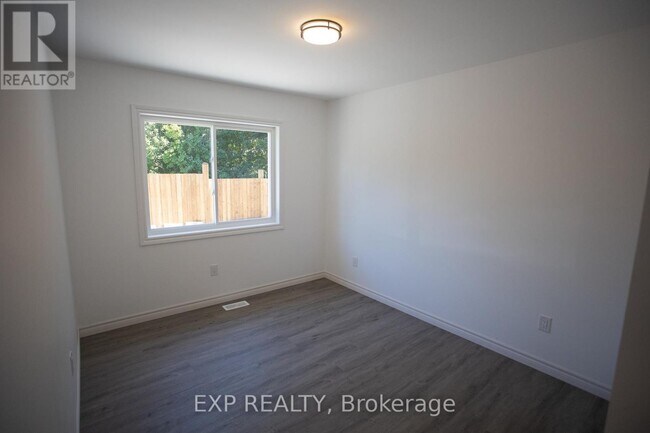 Photo - 277 Grove St E