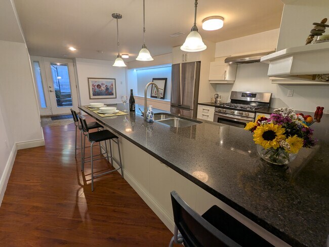 Building Photo - 205 Indian Grv Unit Lower