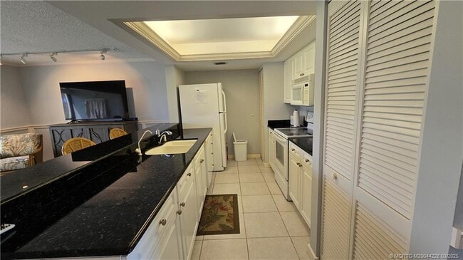 Photo - 5565 NE Gulfstream Way