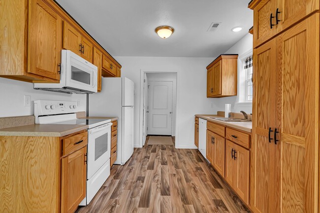 Photo - 3 bedroom 2 bath 2 Car Garage with fenced yard for rent, Hollister, MO