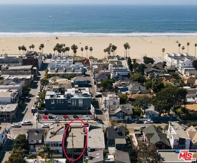 A block from the beach! - 818 Pacific Ave Unit 1