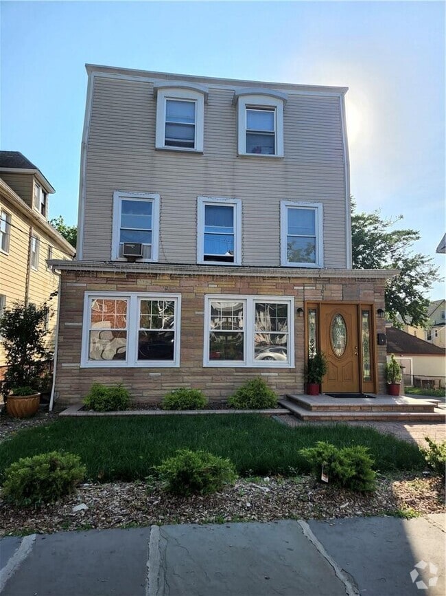 Building Photo - 136 S Tenth Ave Rental