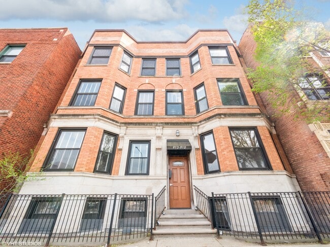 Building Photo - 913 W Irving Park Rd Unit 1E