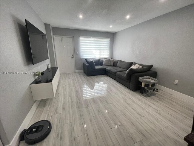 Building Photo - 10285 NW 80th Ct Unit 103