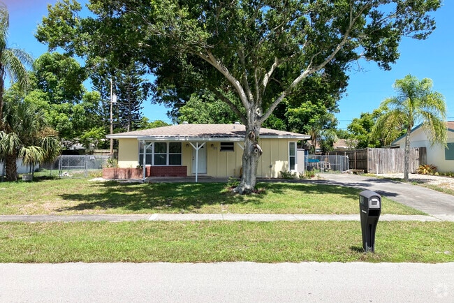 Building Photo - 913 Schumann Dr Rental