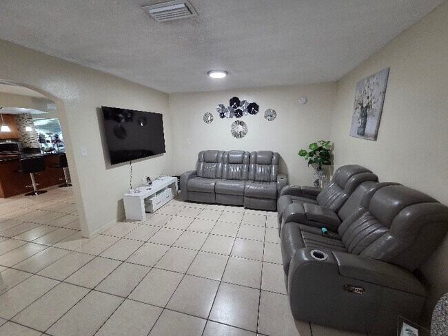Photo - 9935 Marlinton Ln