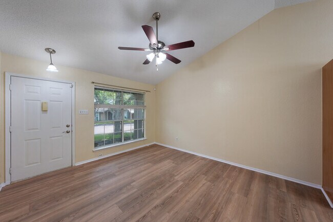 Photo - 1015 E Yager Ln