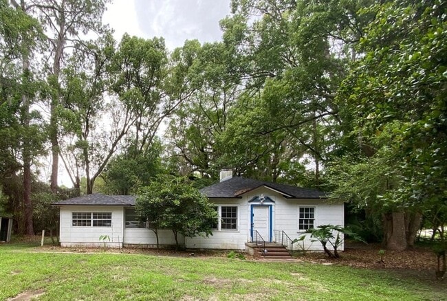 Building Photo - Comfortable 3BR Home Minutes from UF and Midtown