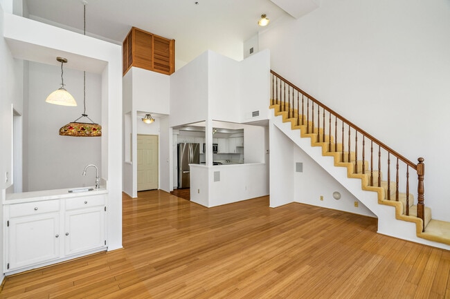 Building Photo - 5420 Sylmar Ave Unit 321 Rental