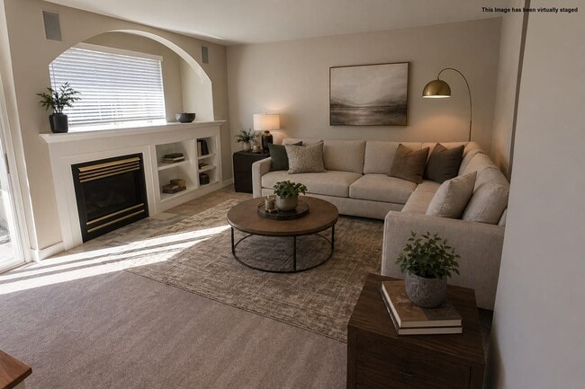 Sala de estar con chimenea de gas - 1306 57th St SW