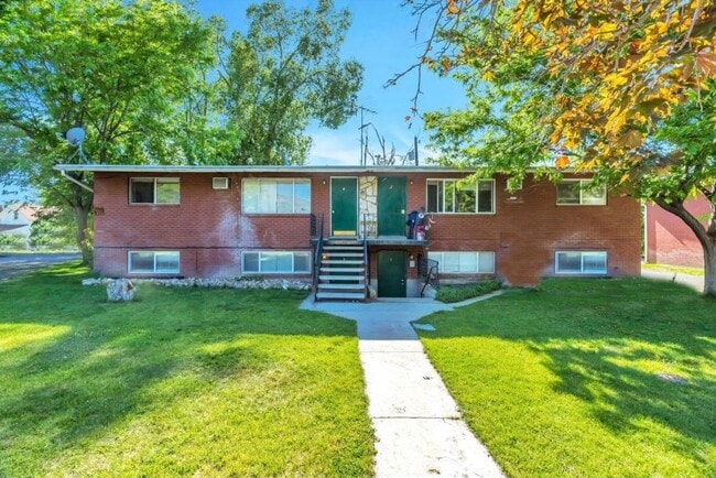 Building Photo - 2 bed 1 bath apartment Unit 1