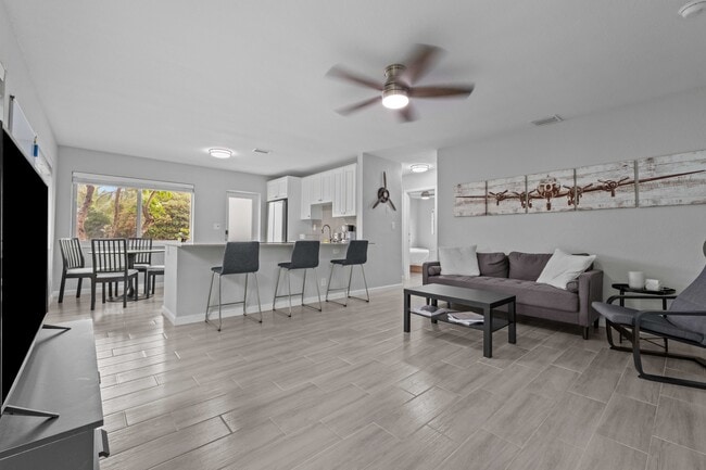 Building Photo - 1007 NE 9th Ct