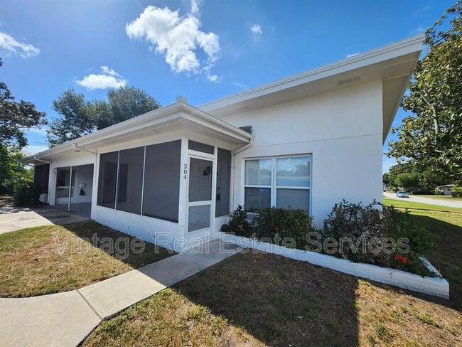 Building Photo - 304 S Mercury Ave