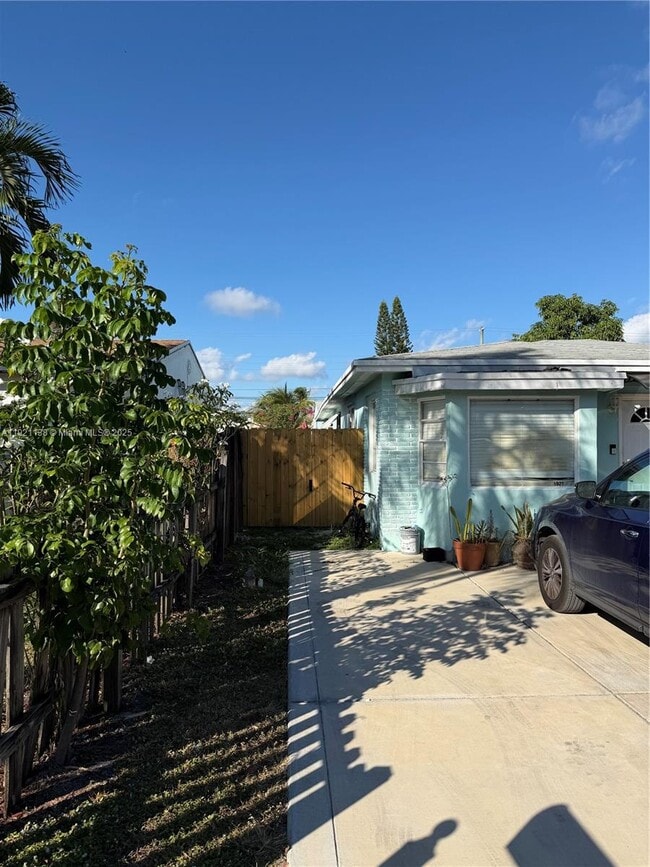 Building Photo - 1927 Arthur St Unit STUDIO