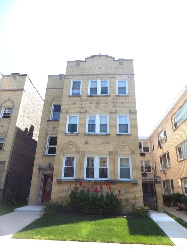 Building Photo - 6121 N Mozart St Rental