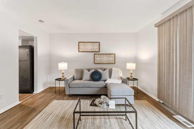 Photo - 106 Tarryton Ct E