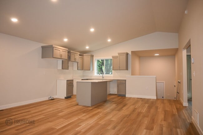 Photo - *RENT SPECIAL* Spacious 4 Bed, 2 Bath Sing...