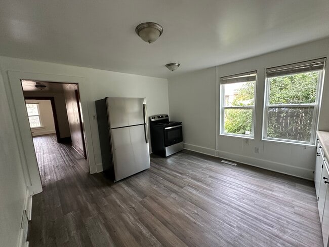 Kitchen - 275 E Green Bay Ave Unit 275