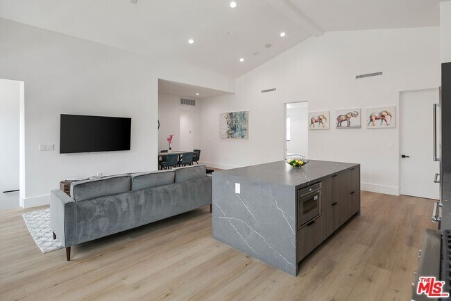 Photo - 1236 N Spaulding Ave Unidad 2