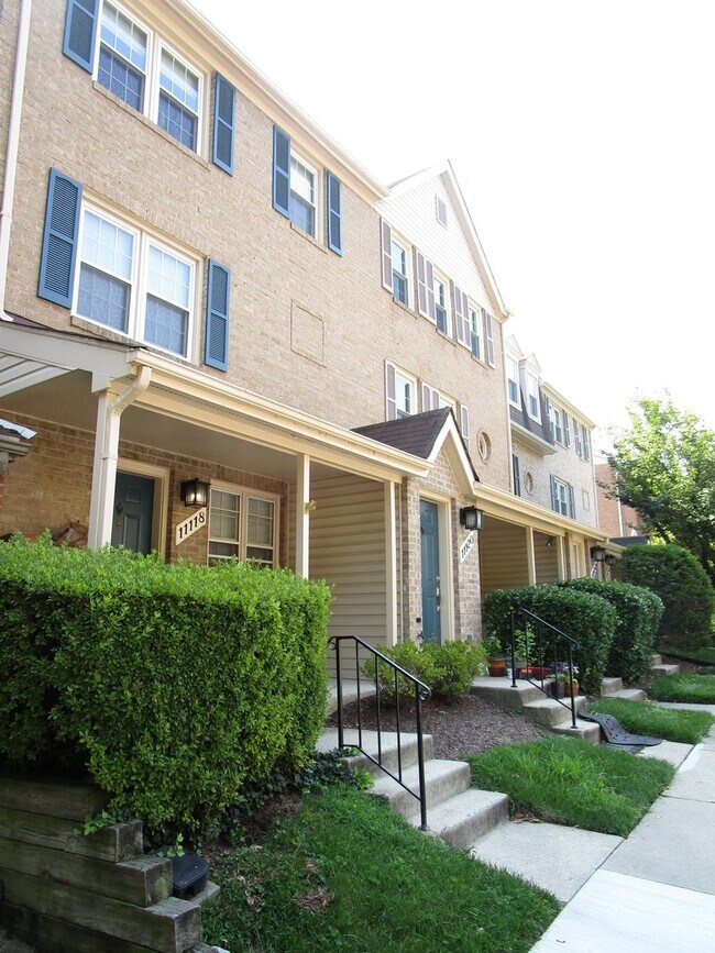 Building Photo - Spacious 2 BR/1.5 BA Multi Level Condo in ...