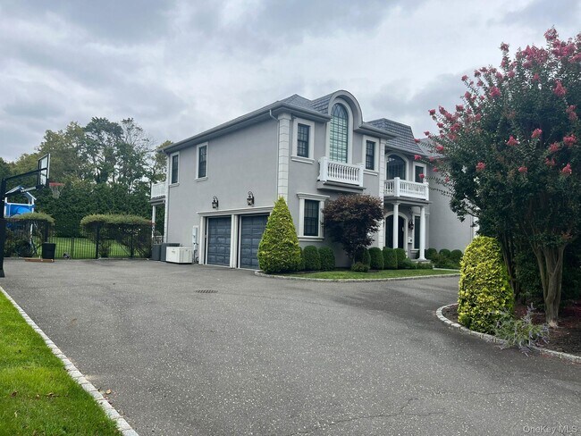 Photo - 302 Hewlett Neck Rd