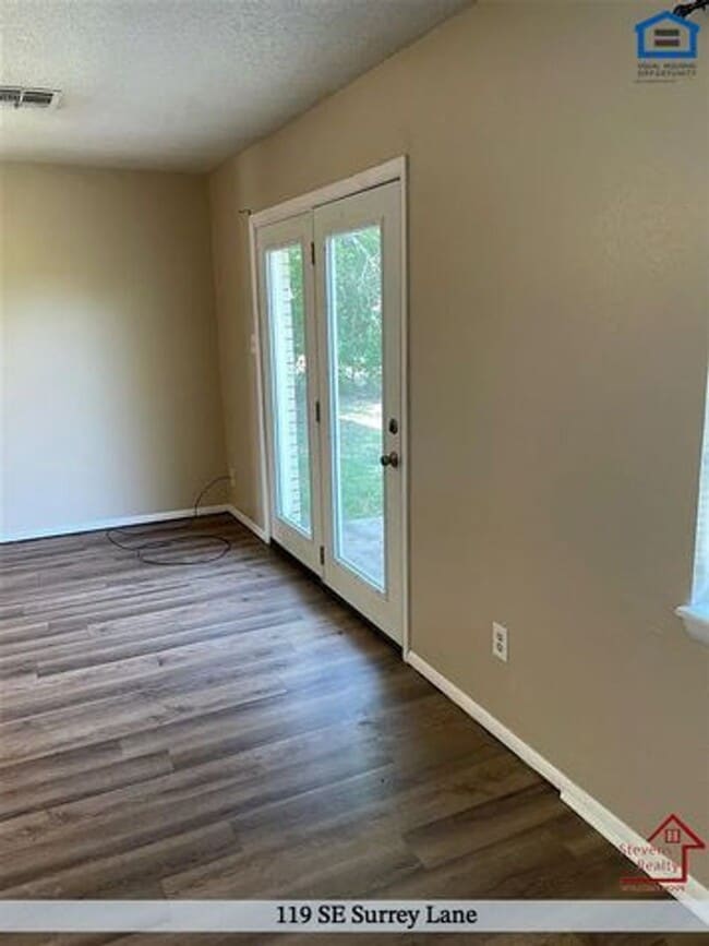 Photo - 119 SE Surrey Ln