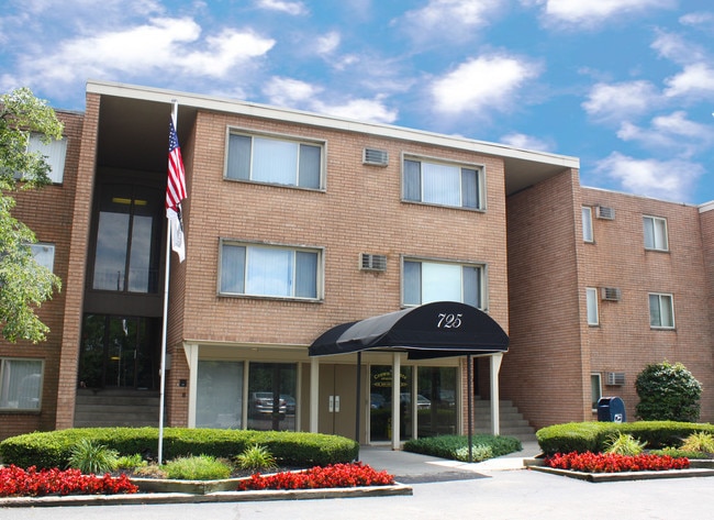 Crown Pointe Apartments