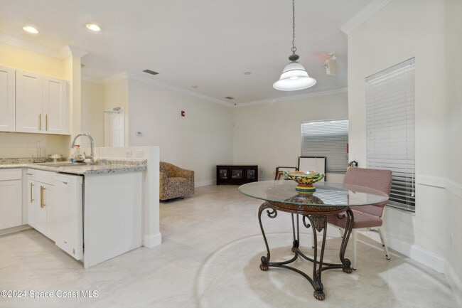 1581 Zaffer St NW