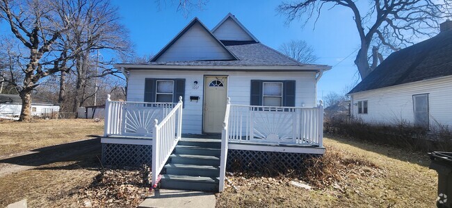 Building Photo - 1007 Chandler St Rental