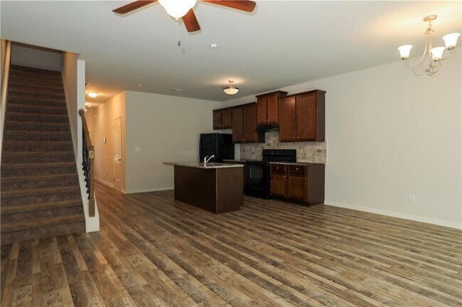 Photo - 1545 Iris Walk