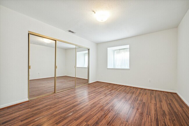 Photo - 5815 Lynbrook Dr Unit 103