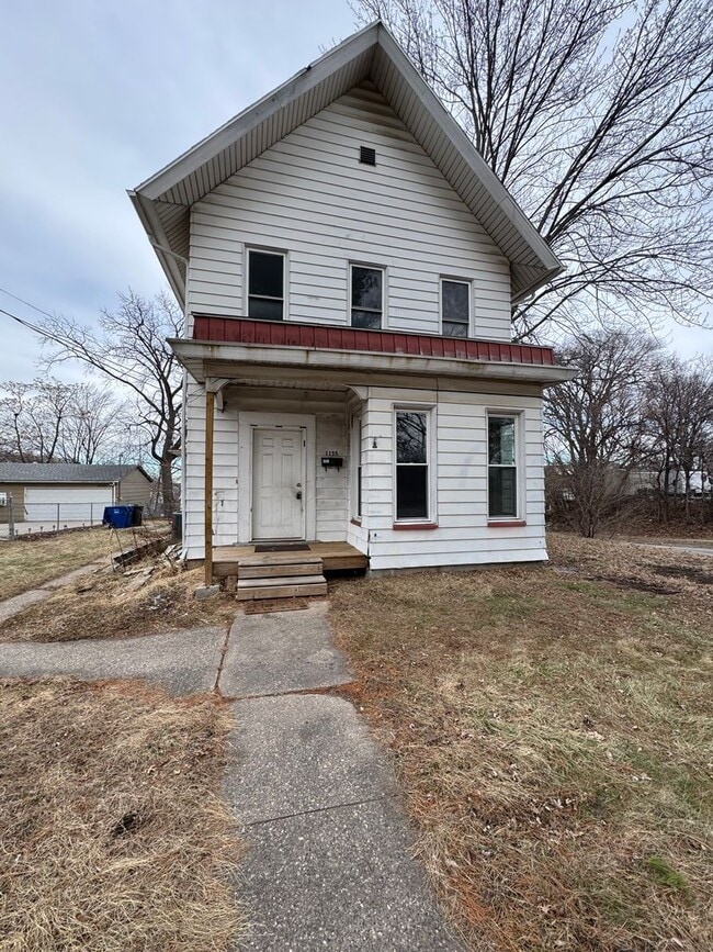 Building Photo - 5 bedroom 2 bath house in Moline