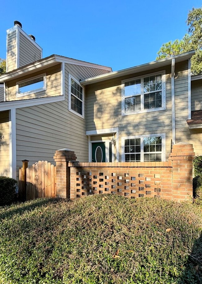 Available 1/10. Beautiful 3BR/3 BA Townhom... - Available 1/10. Beautiful 3BR/3 BA Townhom...