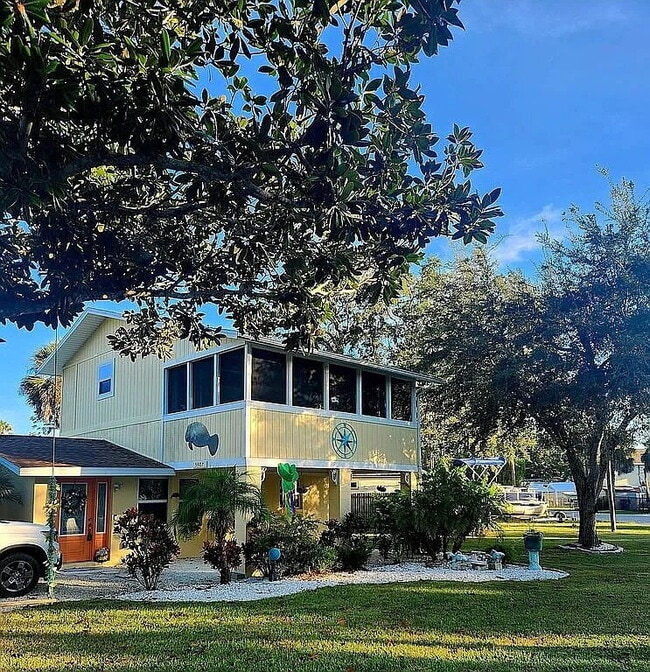 Building Photo - "Charming 4-Bed, 3-Bath Waterfront Home in Weeki Wachee Gardens"