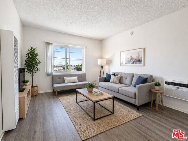 Photo - 1133 W 36th Pl