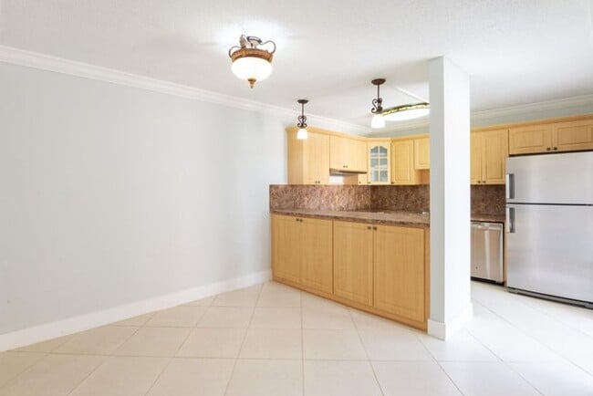 Photo - 1700 Embassy Dr