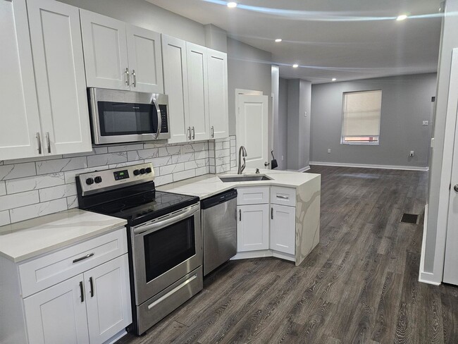 Building Photo - 31 S Salford St