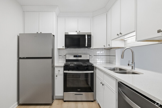 2BR, 1.5BA - 915SF - Kitchen