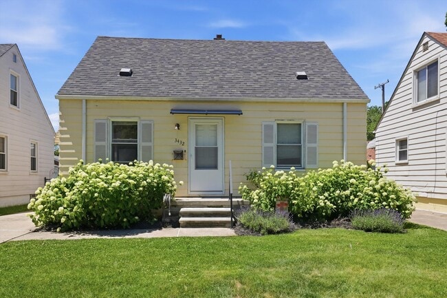Photo - 3432 Woodside St