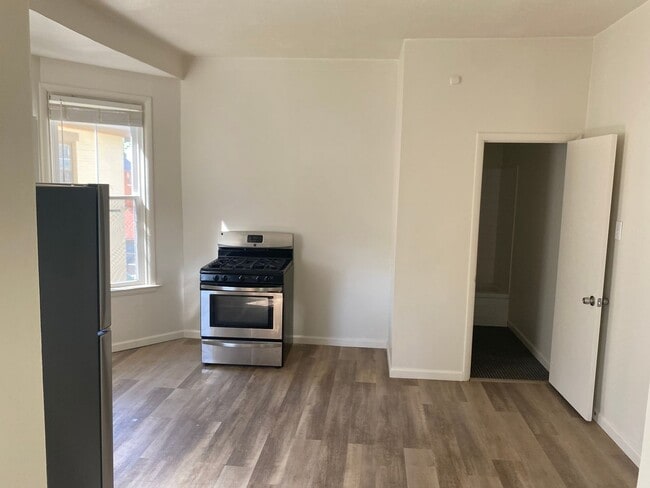 Building Photo - 2420 Kenilworth Ave Unit 2